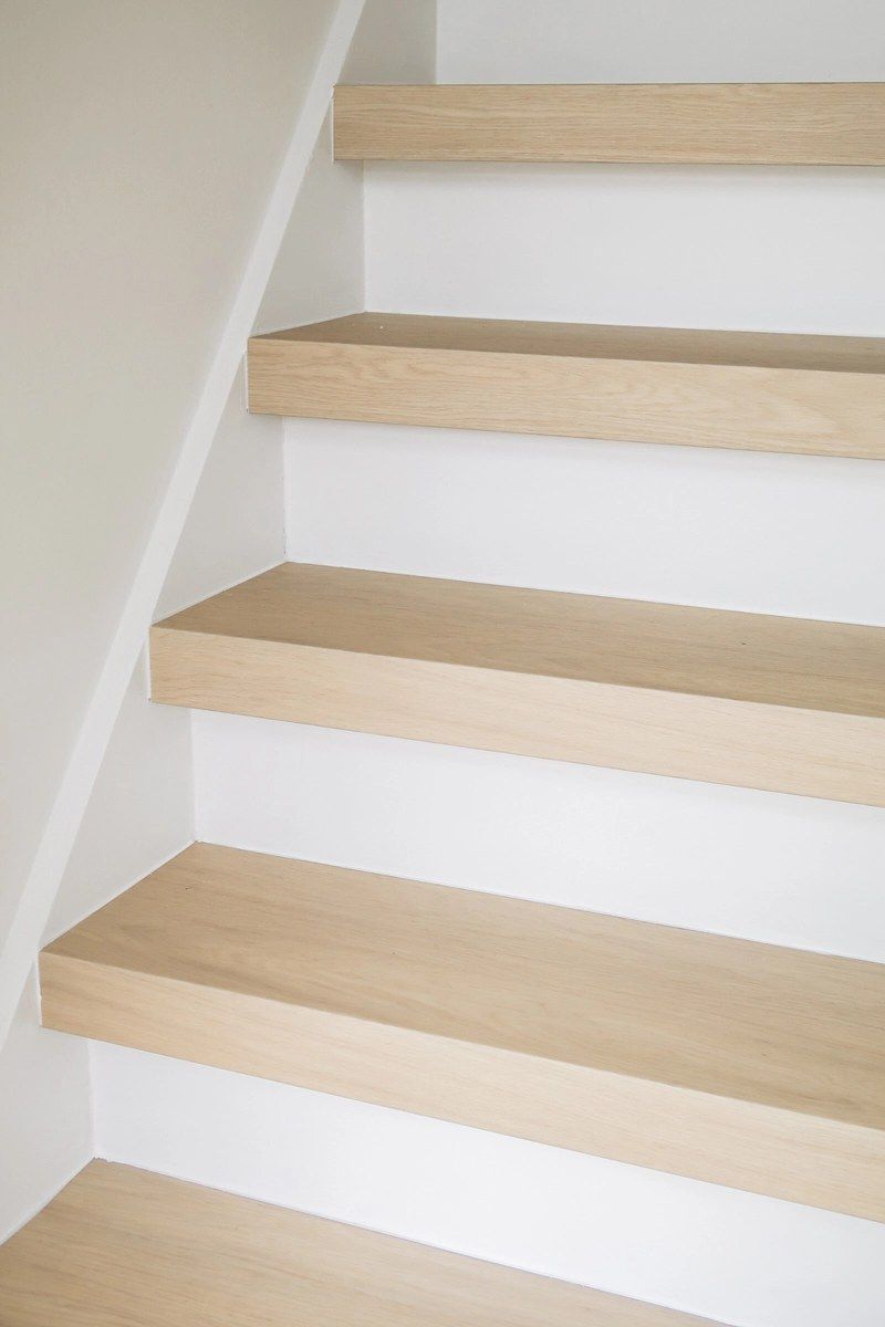 Treppe renovieren mit Aufsetzstufen: passend zum Vinylboden – ohne die alte Treppe herauszureißen