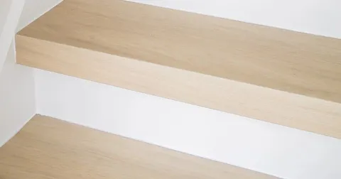 Treppe renovieren mit Aufsetzstufen: passend zum Vinylboden – ohne die alte Treppe herauszureißen